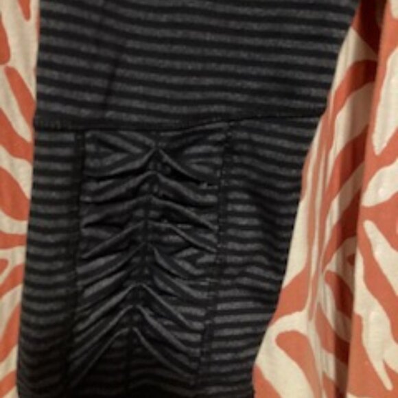 Dark Gray Capris Leggings, ruched calves, reflective seams, back key pocket, Sm. - Picture 3 of 6